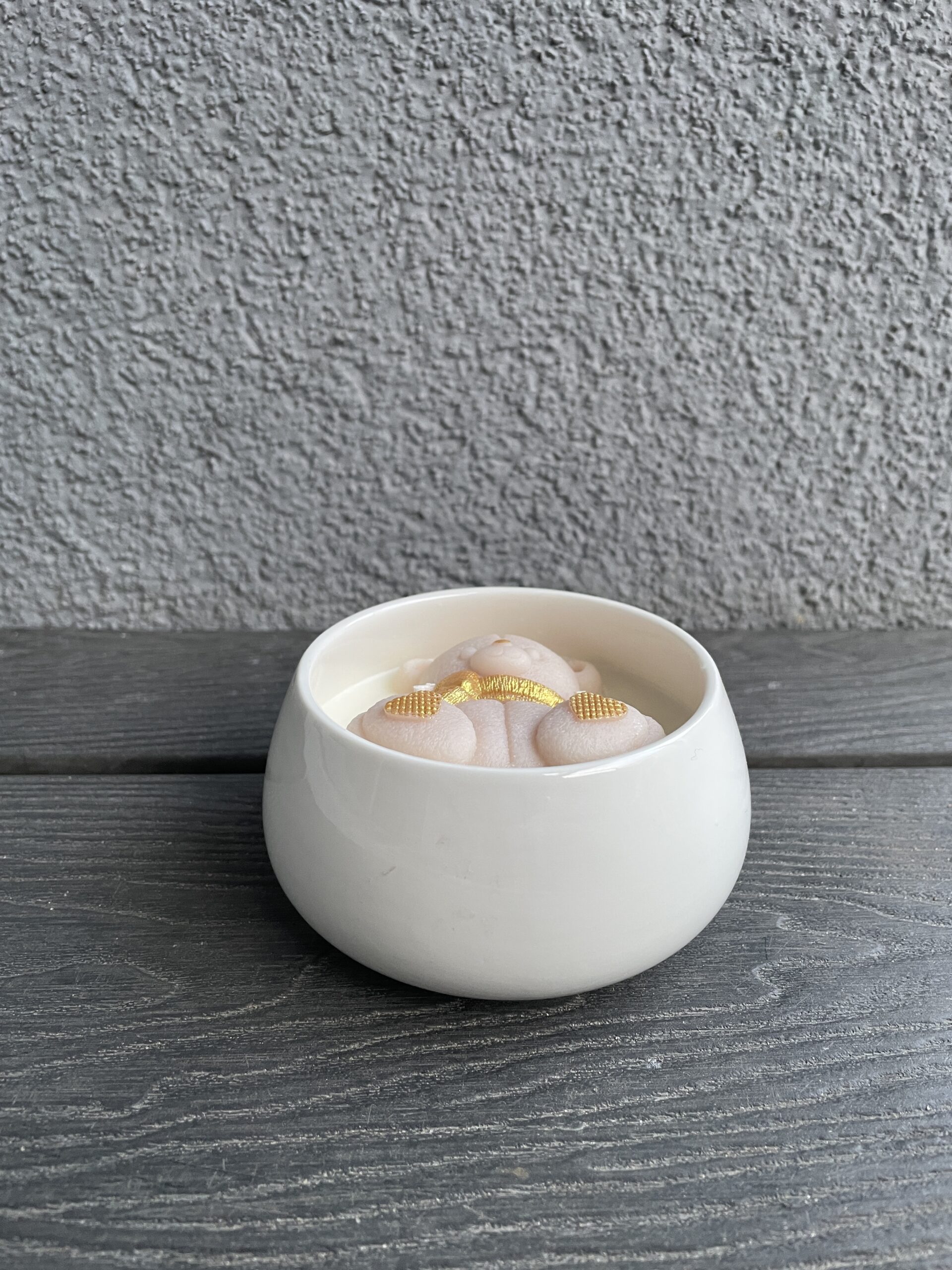 Świeca Miś w Porcelanowej Mise - obrazek 4
